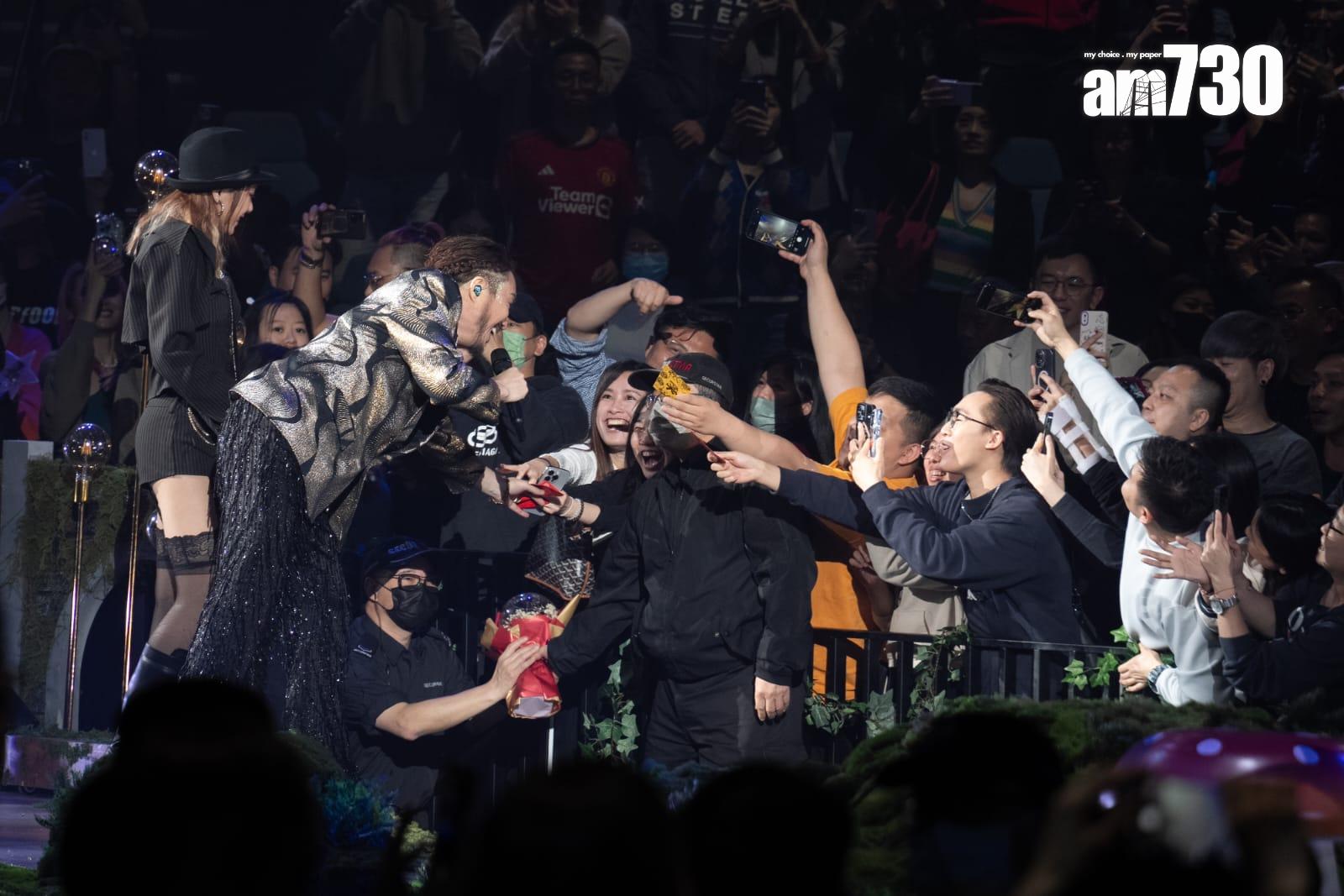 鄭中基走近觀眾度收利是。(林譪怡攝)