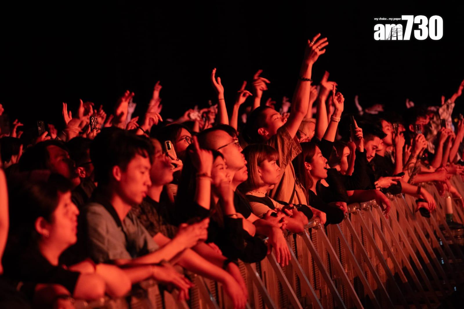 演唱會全屬企位,前排觀眾迫得密麻麻。(陳奕釗攝)