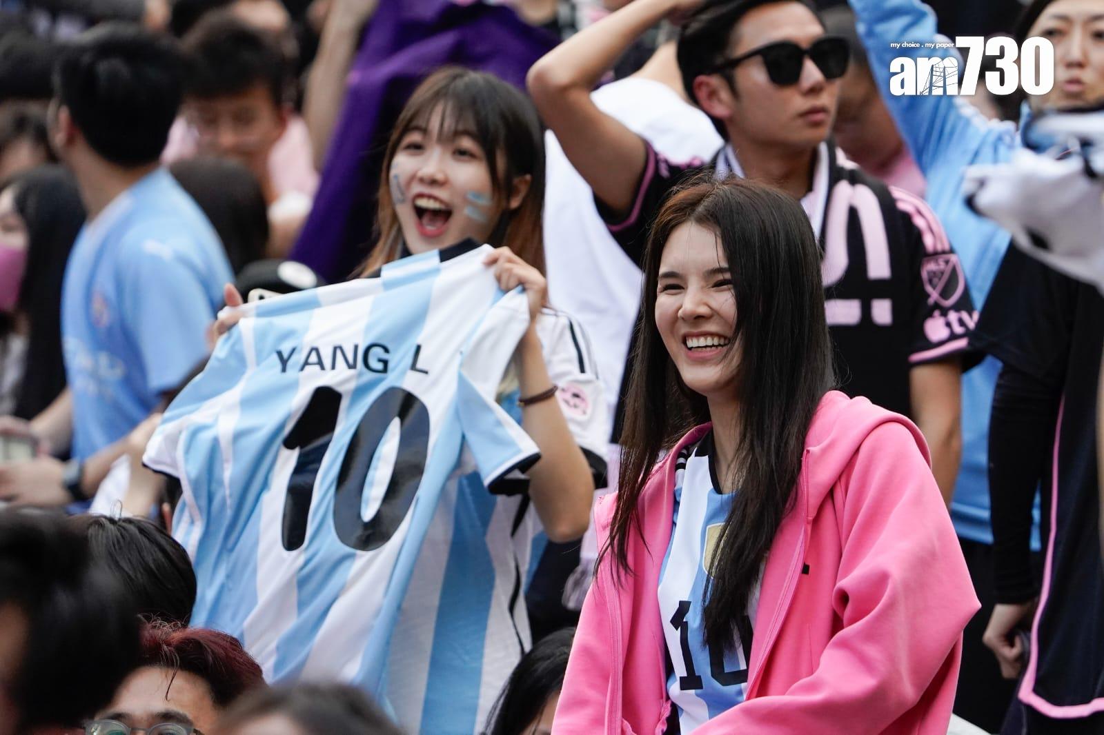 美斯訪香港|球迷戴美斯面具支持偶像 買過千元紀念品認為有助帶動經濟(蘇文傑攝)