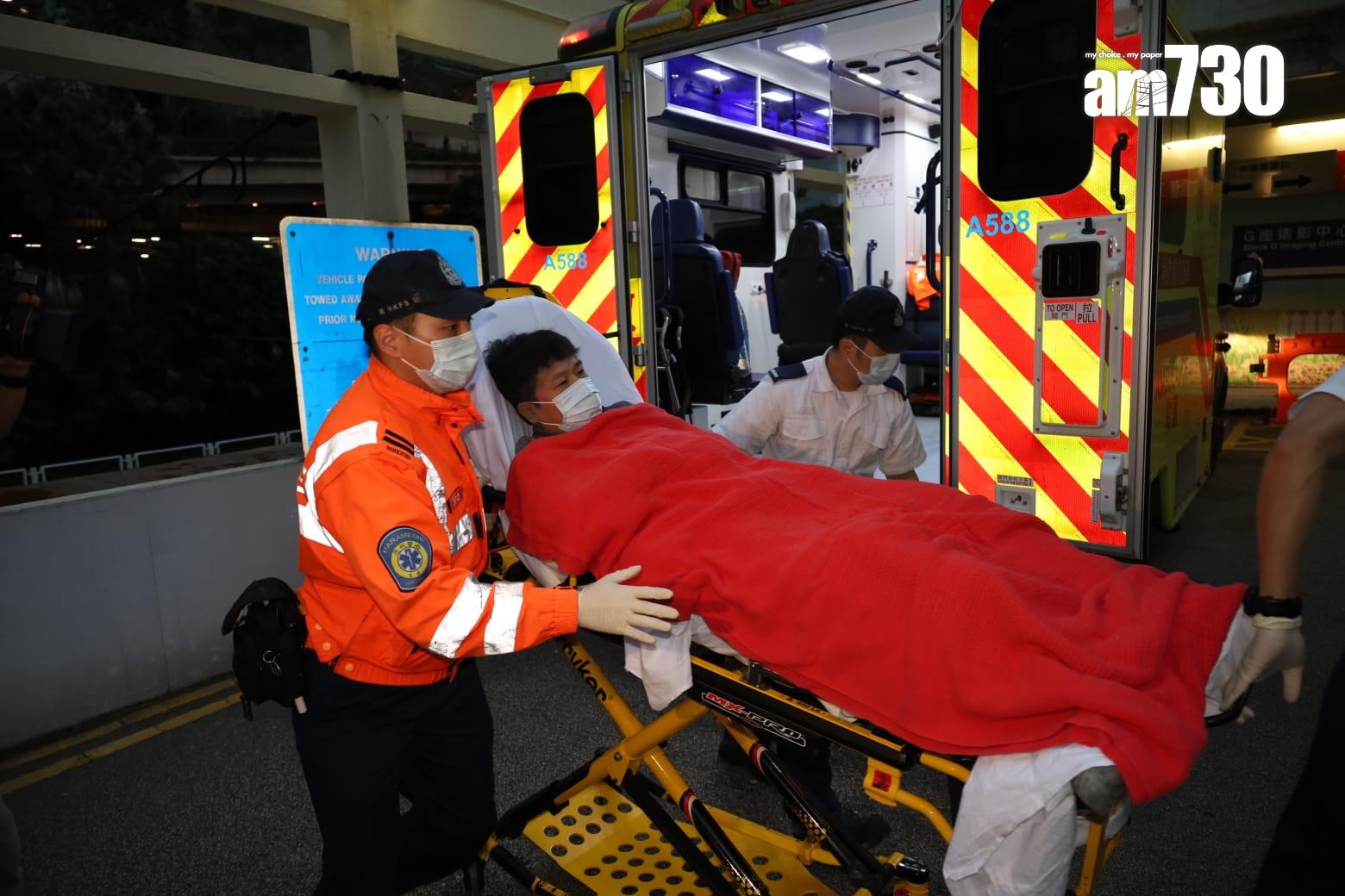 啓德澐璟地盤塌棚架意外,其中一名傷者送伊利沙伯醫院。(鍾式明攝)