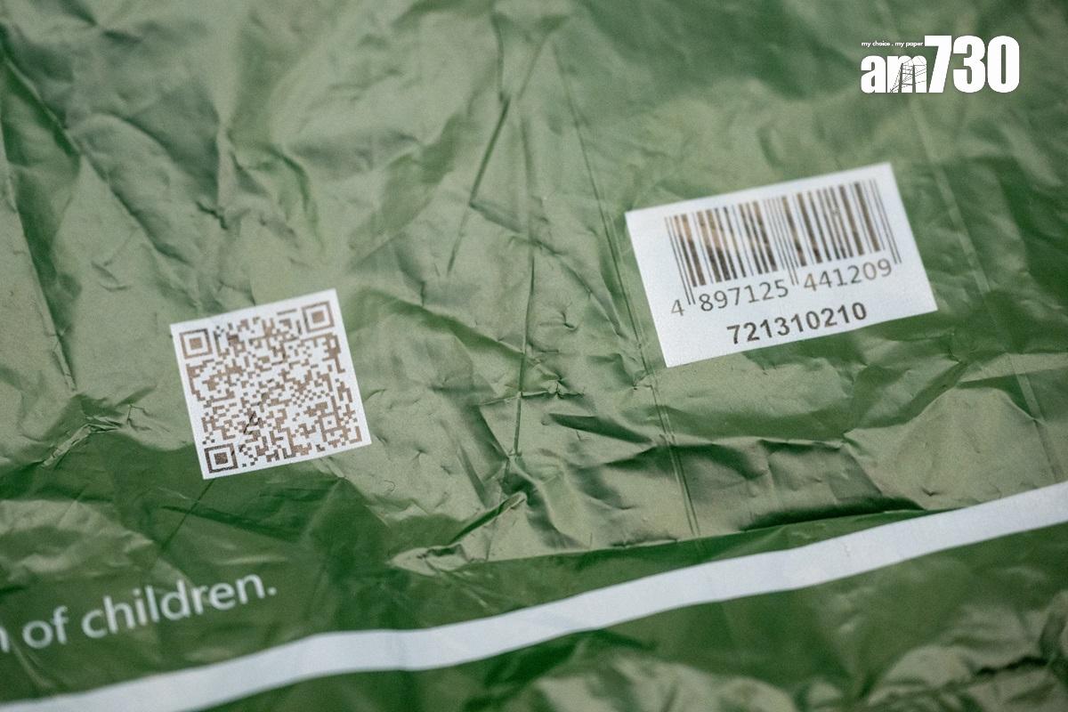 垃圾徵費生效後,市民需要以指定膠袋棄置垃圾。(資料圖片/陳奕釗攝)