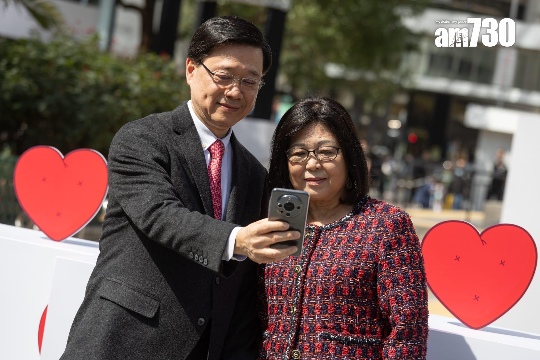 情人節2024|李家超和其夫人林麗嬋在現場打卡。(蘇文傑攝)