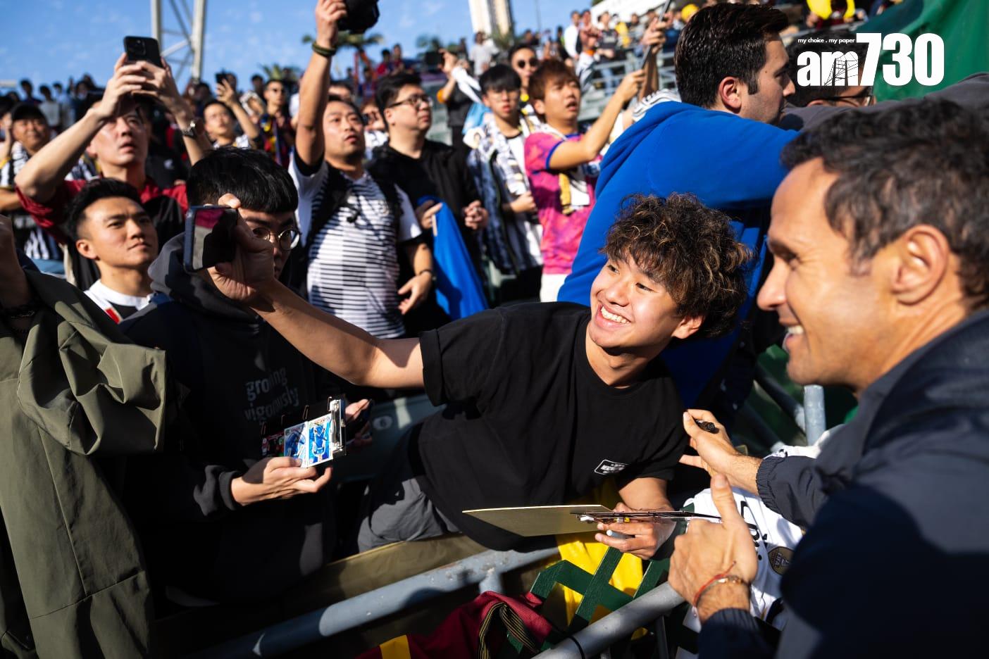球迷爭相與球星合照。(林靄怡攝)