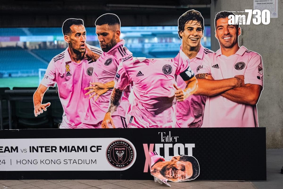 賽後球場有一個紙板宣傳品懷疑遭踢爛,美斯的「頭」跌在地上。(林靄怡攝)