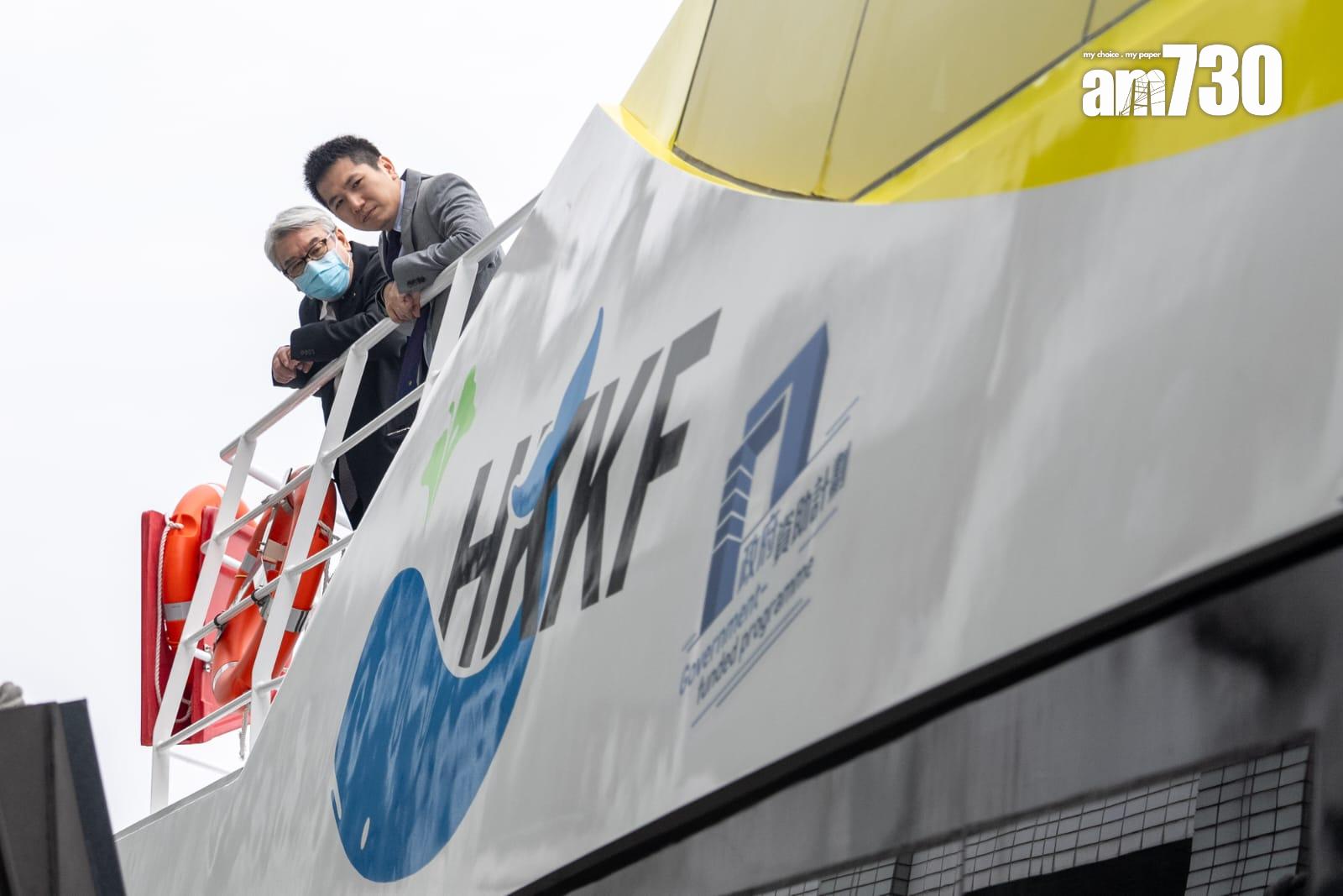 港九小輪的新船「港九1」乘載約450名乘客,船隻有與飛機差不多的海上緊急逃生系統。(林靄怡攝)