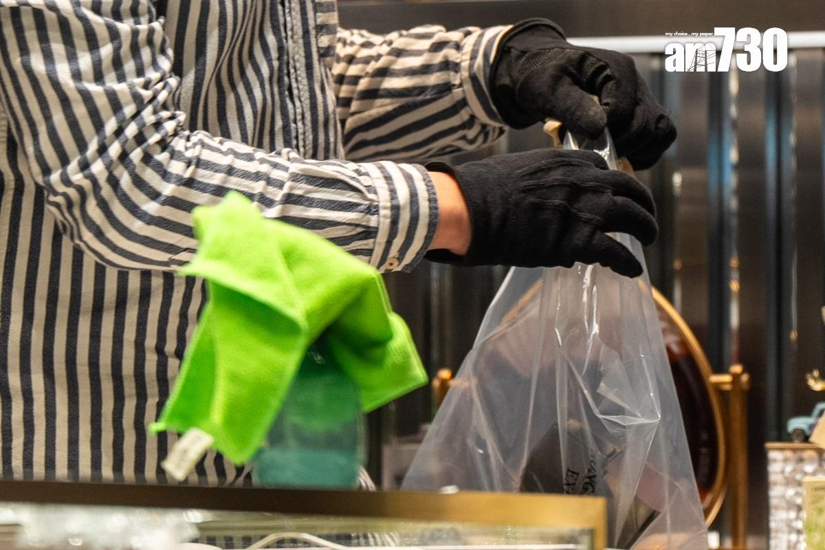 銅鑼灣一間錶行遇劫,探員到場蒐證和檢取證物。(林靄怡攝)