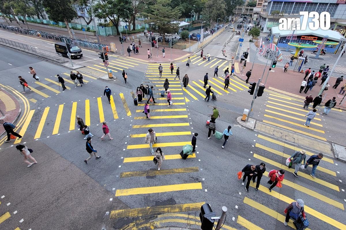 沙角街與逸泰街的「對角行人過路處」現正試用。(資料圖片/鍾式明攝)