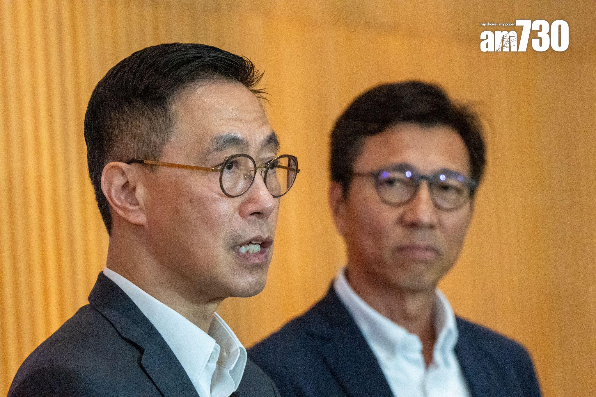 美斯訪香港|楊潤雄和黃德森中午就美斯缺陣見傳媒。(林靄怡攝)