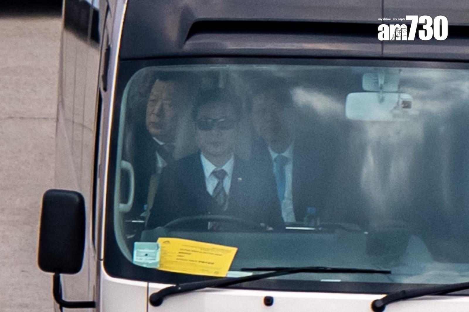 夏寶龍坐在接送小巴的前排位置。(林靄怡攝)