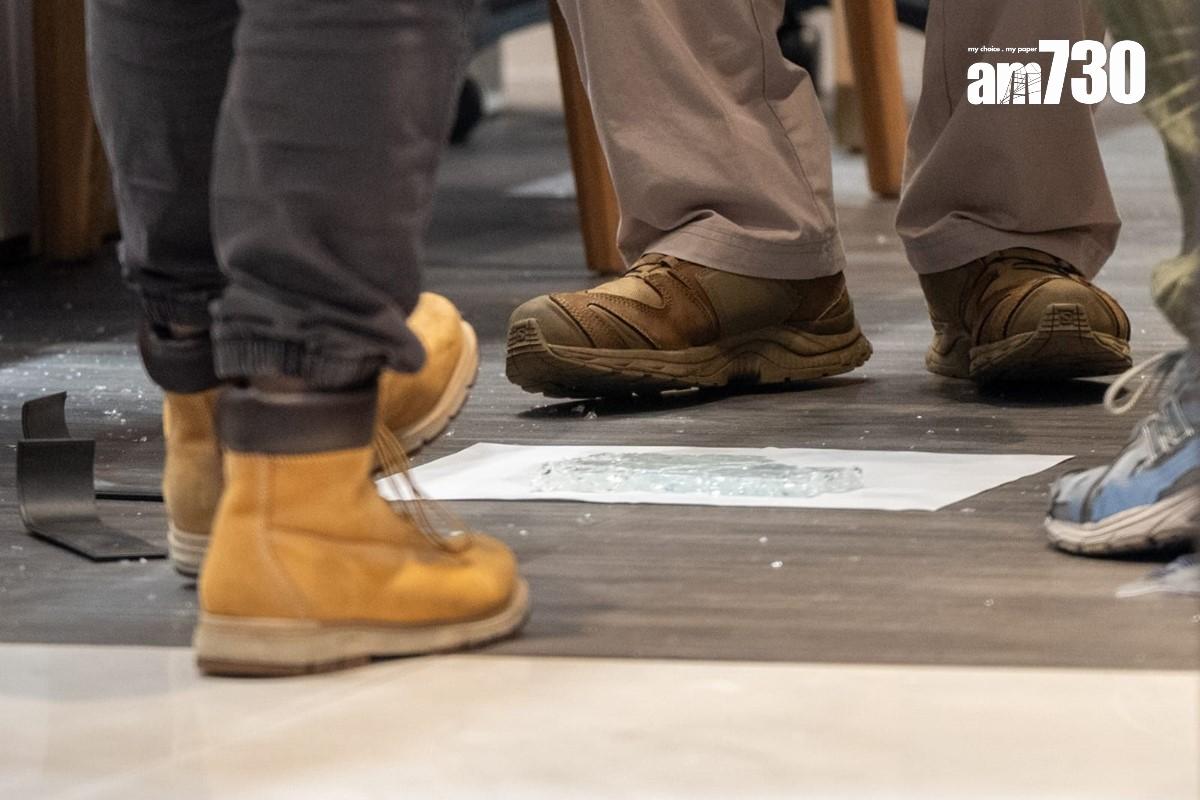 銅鑼灣一間錶行遇劫,探員到場蒐證和檢取證物。(林靄怡攝)