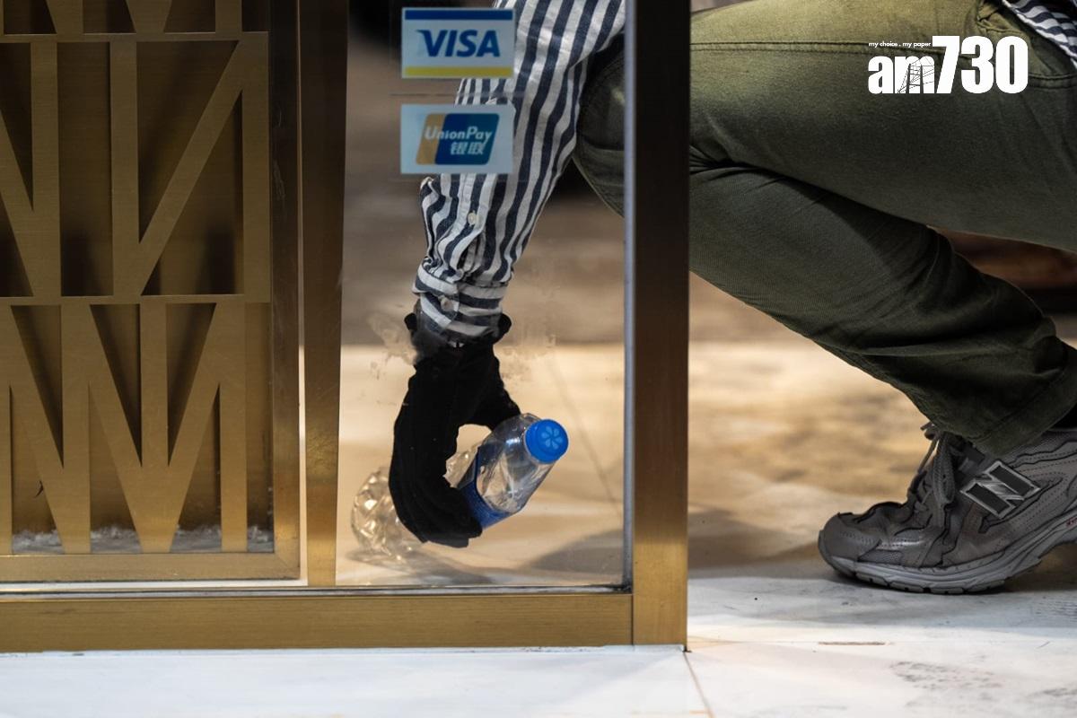 銅鑼灣一間錶行遇劫,探員到場蒐證和檢取證物。(林靄怡攝)