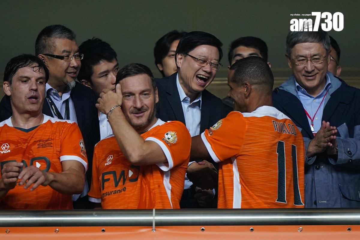 李家超與世界明星隊握手時笑容滿面。(林靄怡攝)