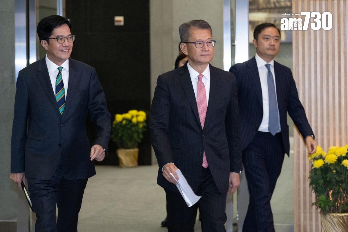 陳茂波(中)形容,夏寶龍非常掌握及了解香港經濟民生情況;左為黃偉綸。(蘇文傑攝)