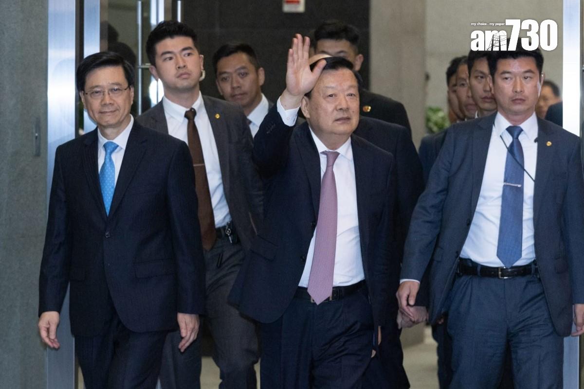 夏寶龍(前排右)傍晚離開政府總部時,再次向在場傳媒揮手。(蘇文傑攝)