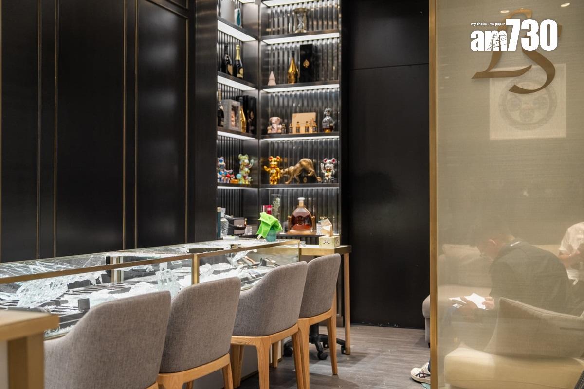 銅鑼灣一間錶行遇劫,探員到場蒐證和檢取證物。(林靄怡攝)