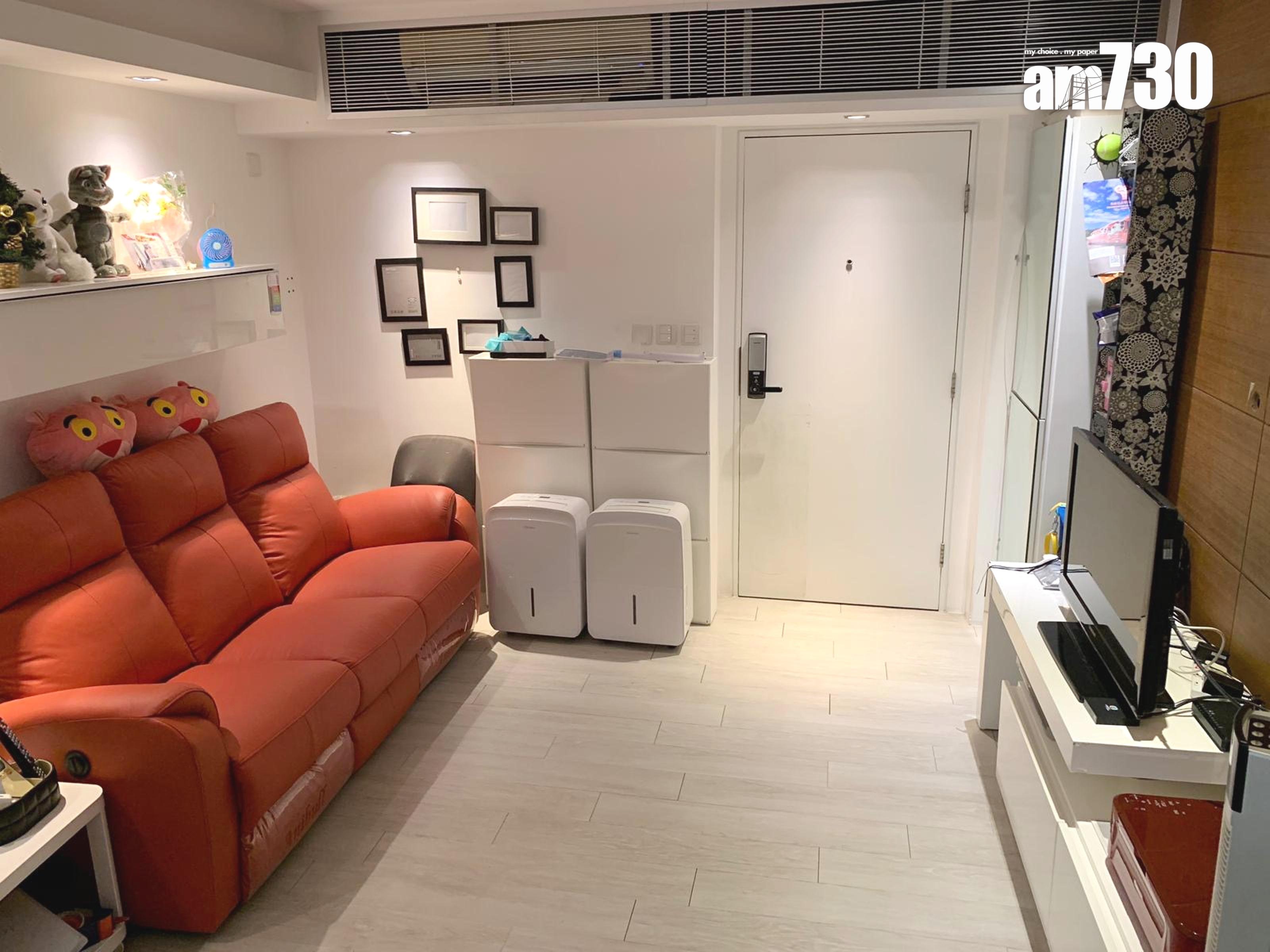 大門沒有多餘的玄關位,幾乎用盡每一吋空間。