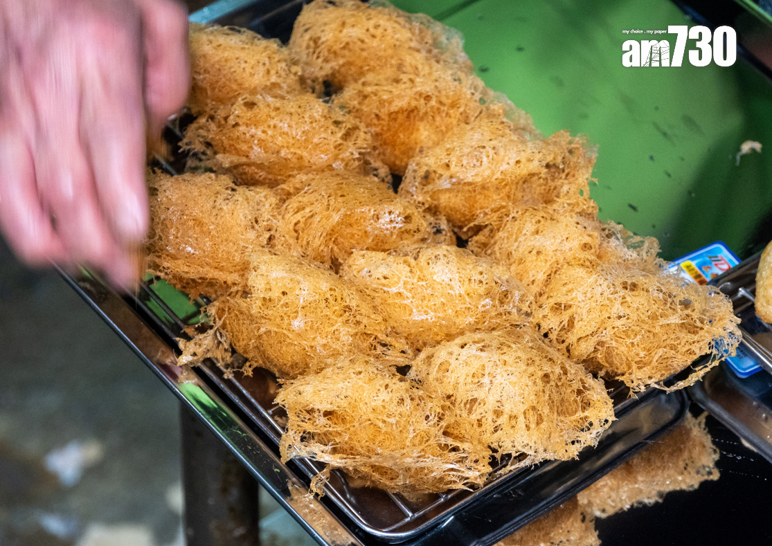 炸芋角以澄麵、臭粉、芋泥和豬油搓皮,包入炒香的蝦米豬肉冬菇,惹味足料。攝:陳奕釗