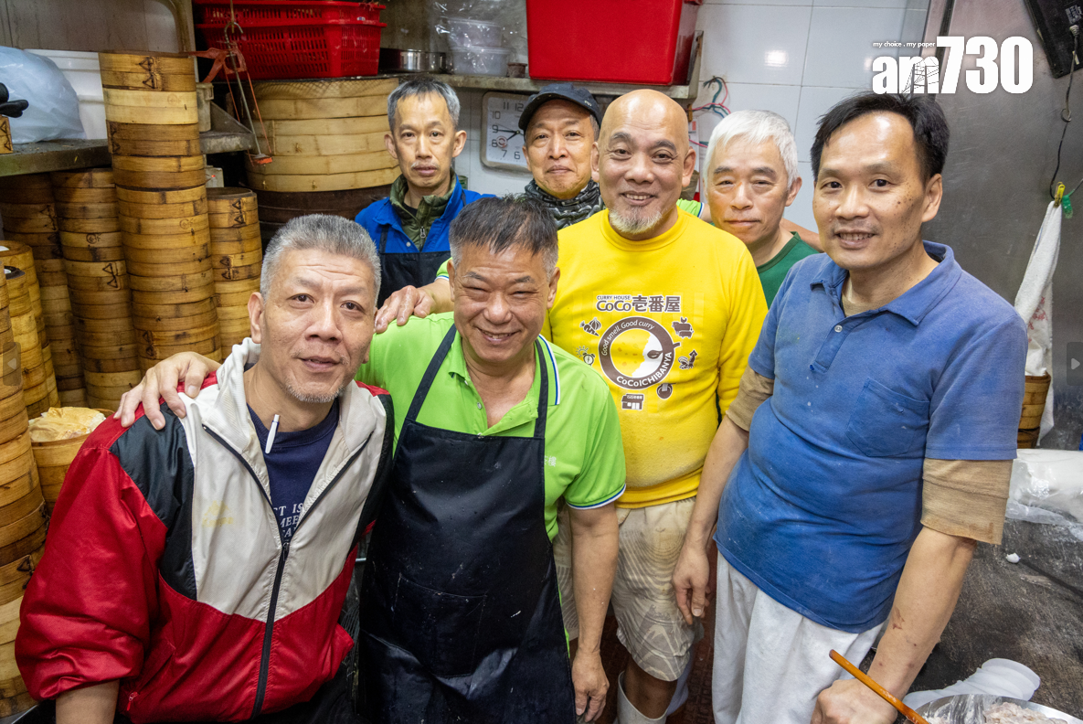 新龍城上下無分你我,老闆張生(左一)更為六位師改花名。攝:陳奕釗