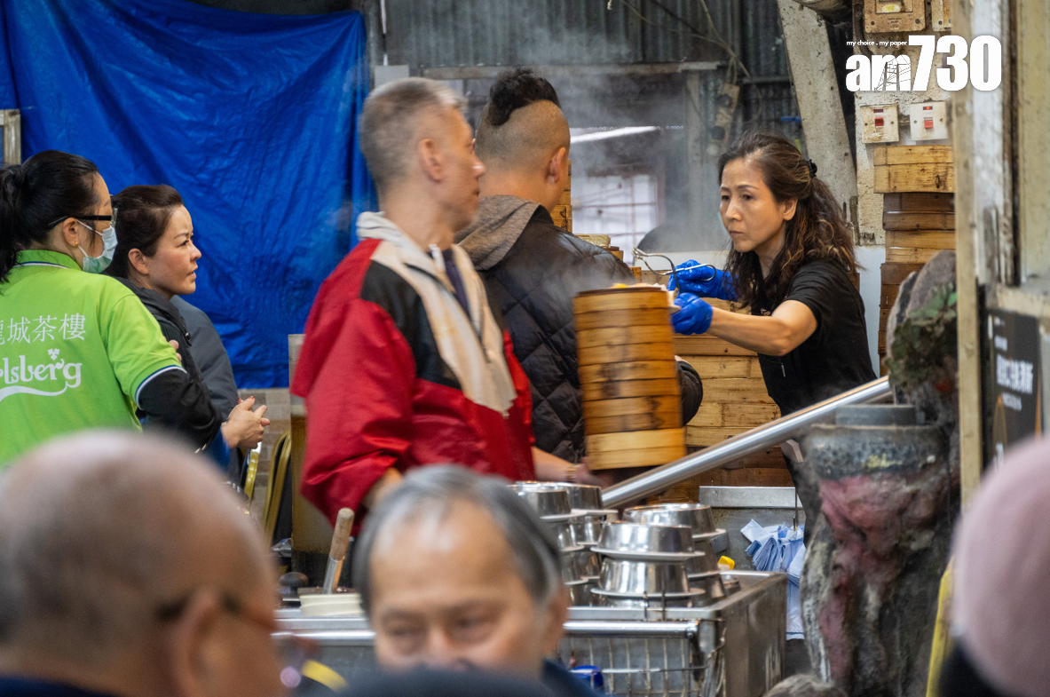 樓面的主力家姐,一眼關七,邊剪腸粉邊落單,更記得每位客人的喜好。攝:陳奕釗