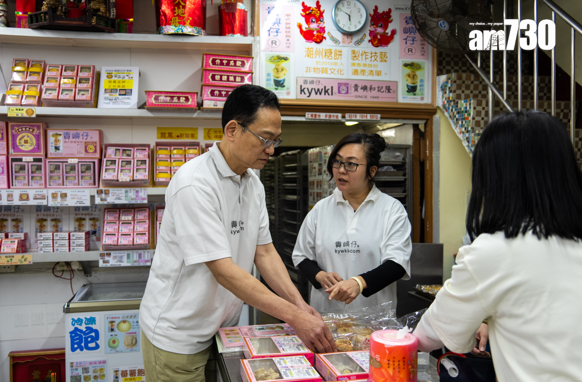 楊子儀事事親力親為,談起餅糖糕飽時更是熱情,樣樣都能說典故。攝:林靄怡