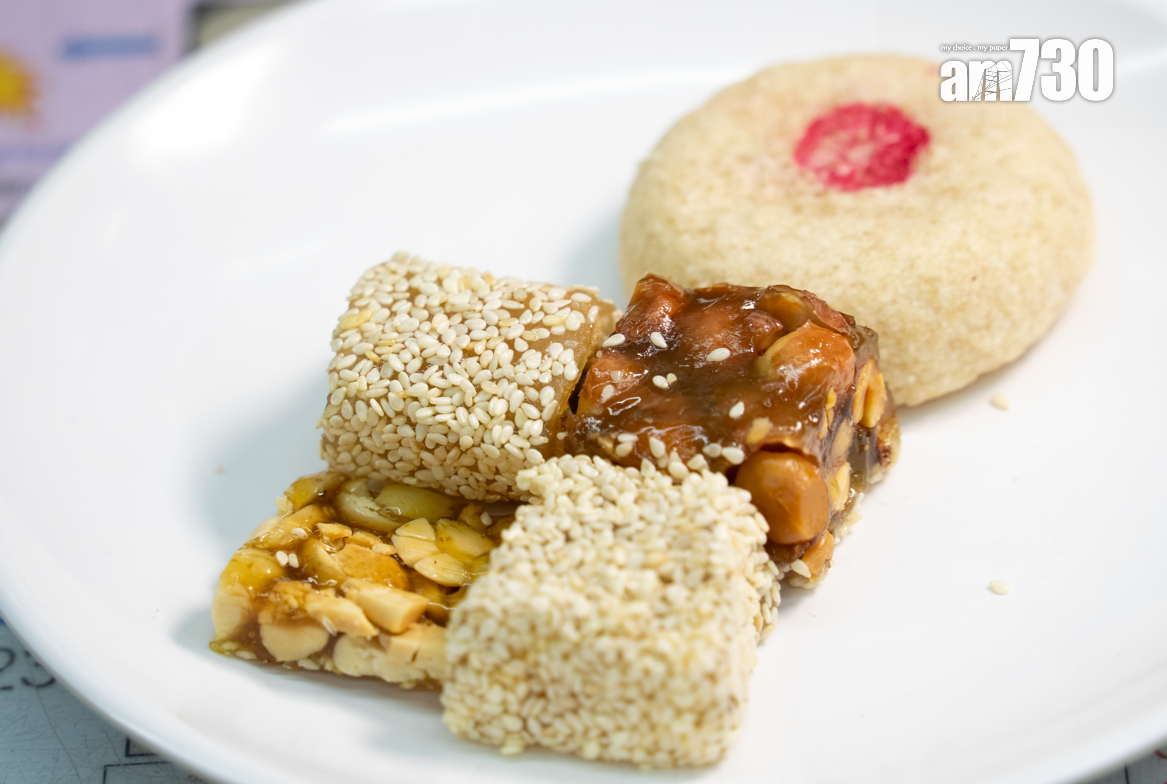 五色餅是香港非物質文化遺產,包括白皮綠豆酥餅、鴨頸糖、淋糖、花生糖及欖仁明糖。 攝:林靄怡