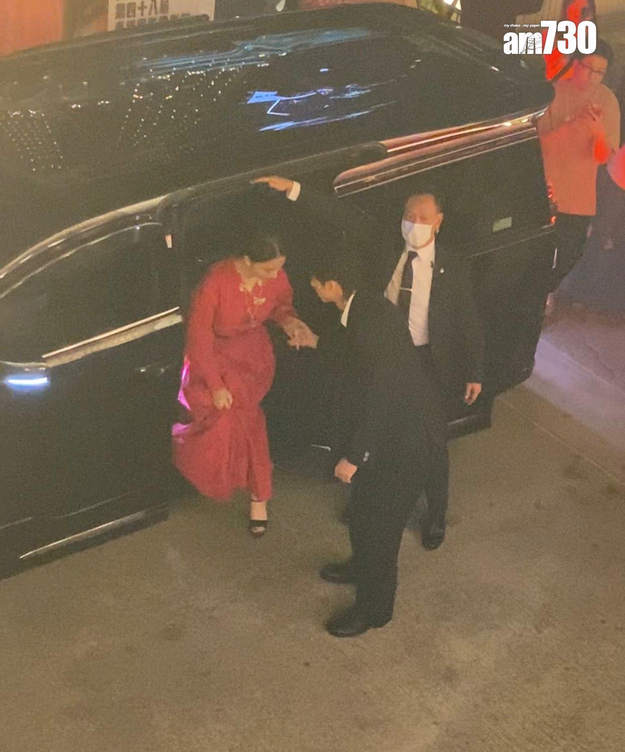 許光漢表現得甚有風度,扶清原果耶落車。