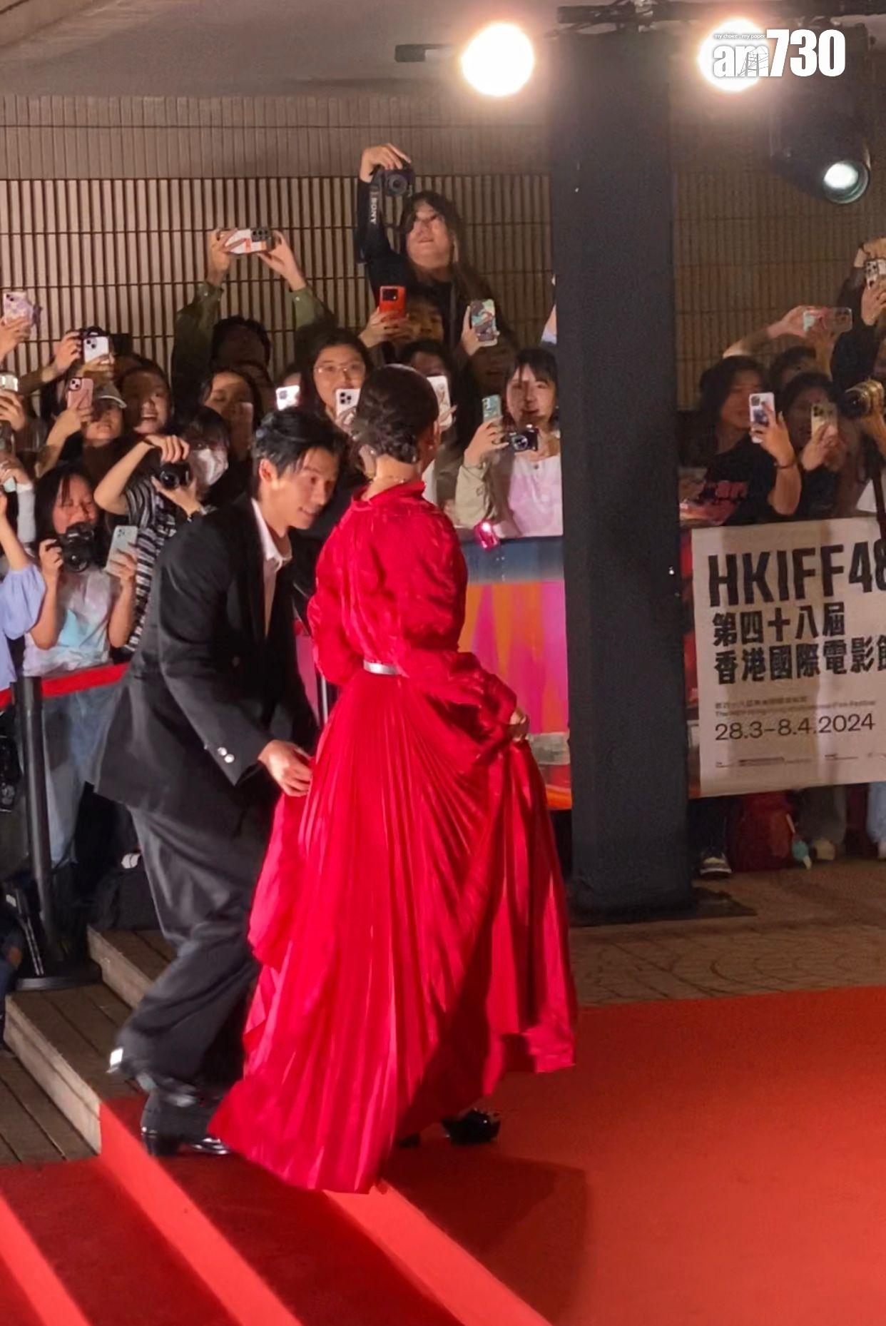 許光漢更為對方拿起長裙免得絆倒。