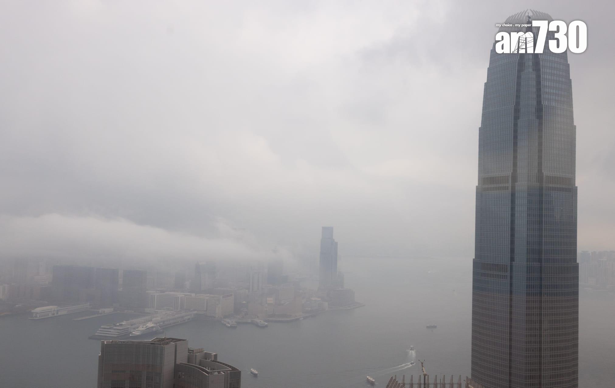 網上熱話|回南天大霧籠罩本港,維港兩岸白濛濛一片。(蘇文傑攝)