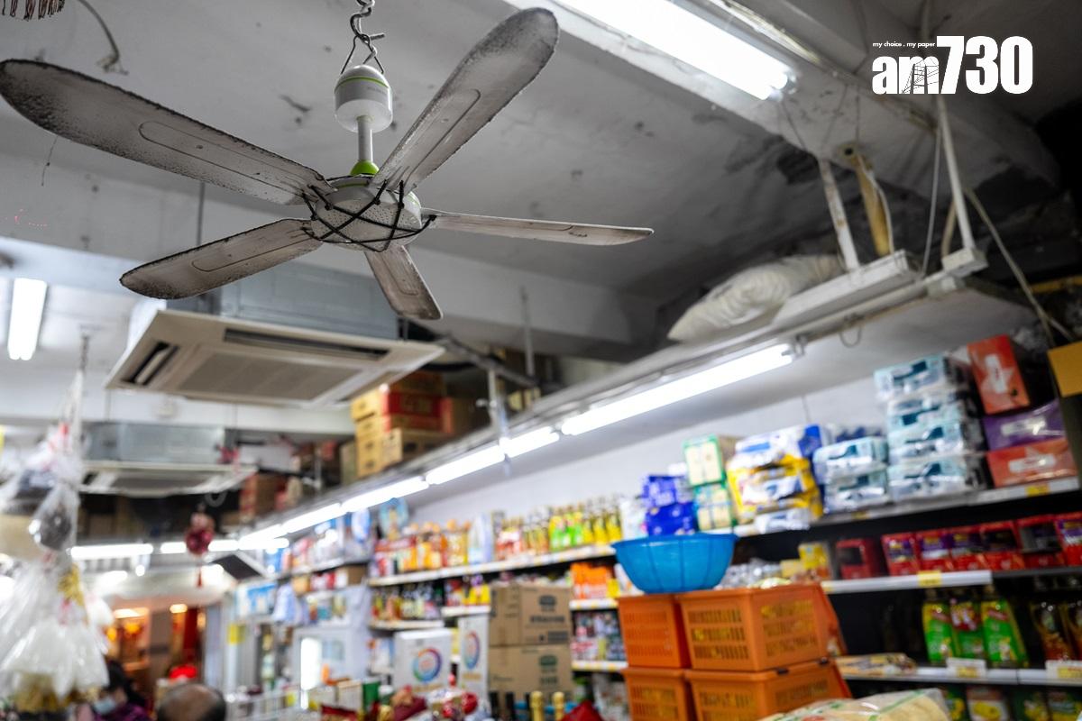 Dee哥經營的華富米行雜貨,店內仍保留舊有的裝潢。(林靄怡攝)