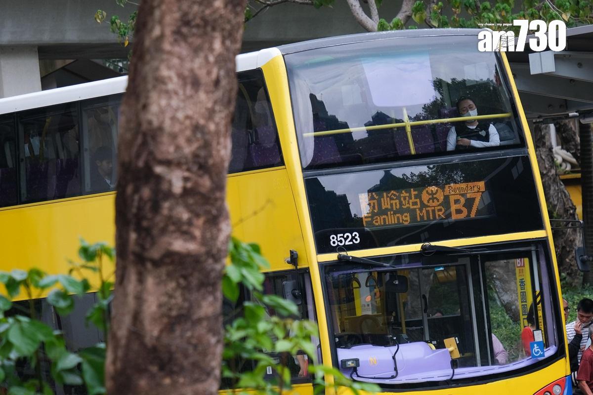 城巴近日在香園圍管制站的路線加入簡體字顯示。(《am730》記者攝)