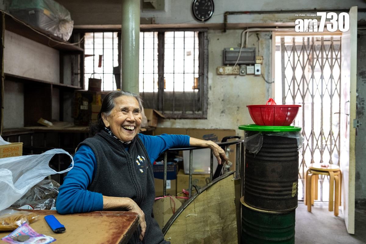 藥行為下舖上居格局,年屆七旬的芳姐是樓上宿舍的靈魂人物。(林靄怡攝)