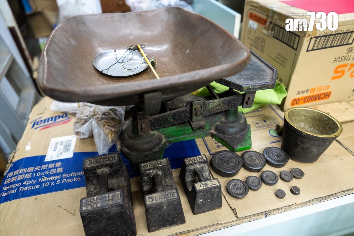 藥行留有用作秤重中藥材的「戥仔」。(林靄怡攝)