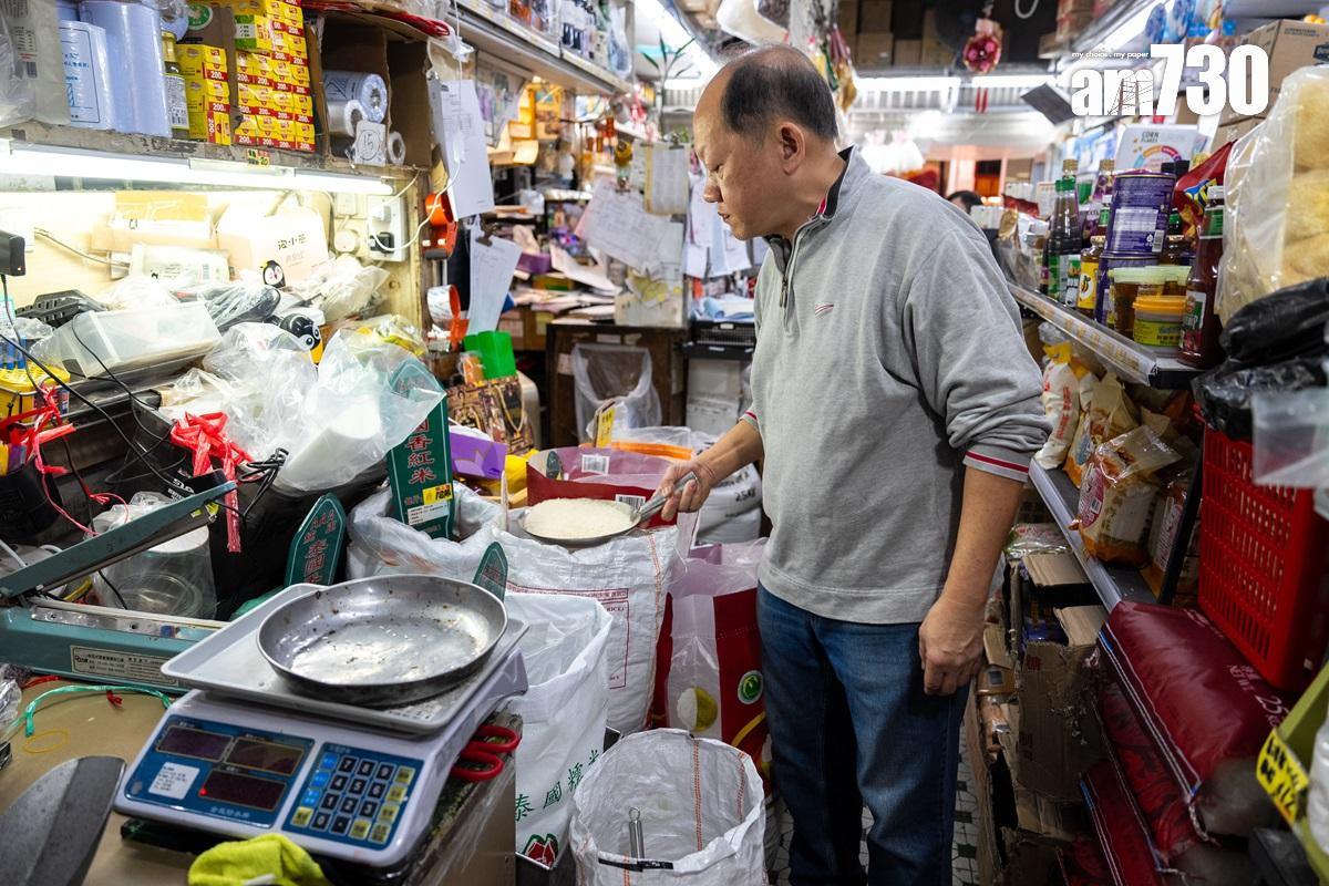 Dee哥經營的華富米行雜貨,店內仍保留舊有的裝潢。(林靄怡攝)