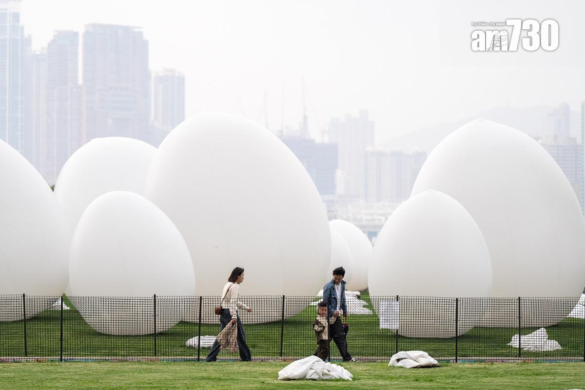 「teamLab:光漣」展覽會在添馬公園一帶,展出200多粒巨型蛋型發光裝置。(資料圖片/林靄怡攝)