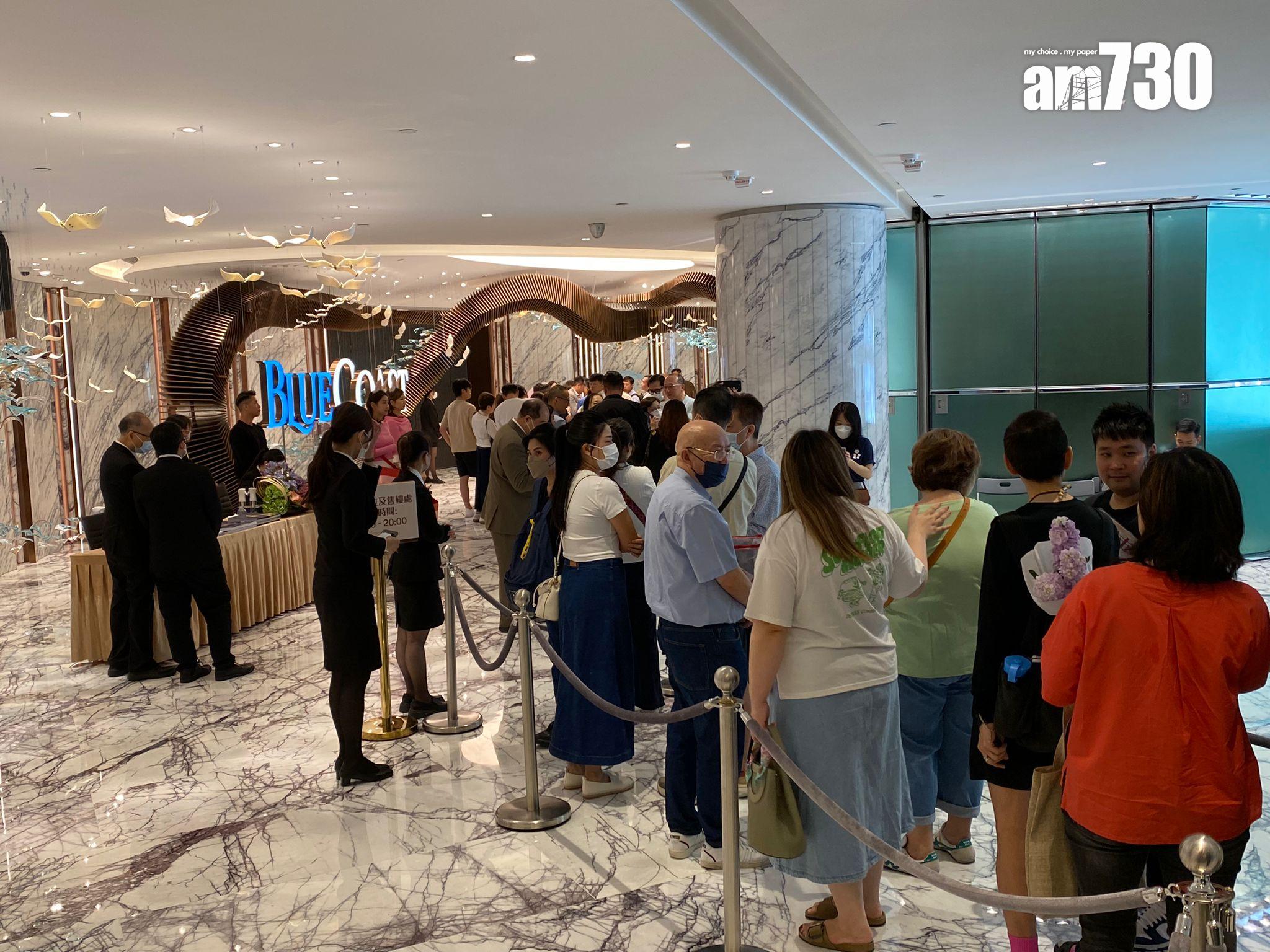 據記者現場所見,今日(30日)繼續有不少睇樓客到場排隊等候參觀。