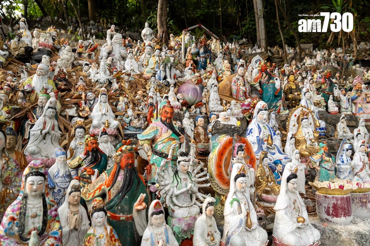 華富邨下的泳棚旁,有一個由居民自設的「神象山」,居民更自發建廟,但現時這些社區營造已成違規做法。(林靄怡攝)