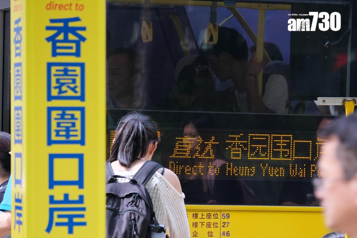 城巴近日在香園圍管制站的路線加入簡體字顯示。(《am730》記者攝)