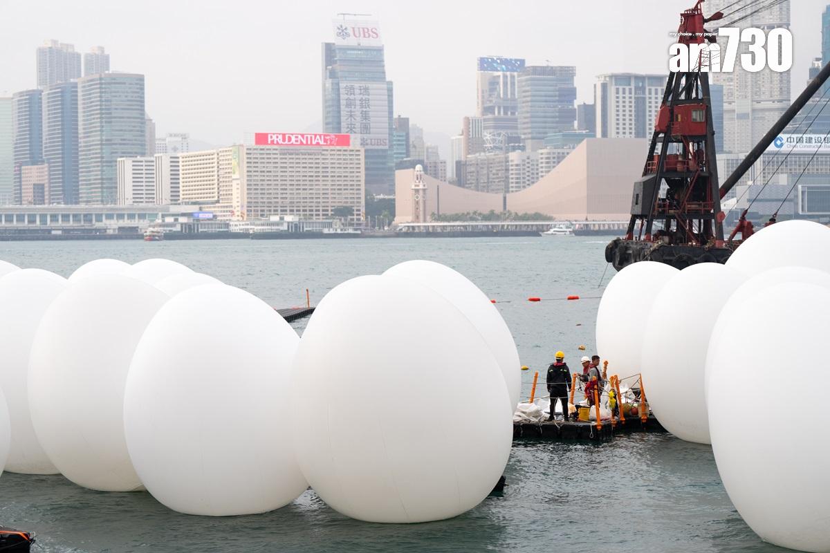 「teamLab:光漣」展覽會在添馬公園一帶,展出200多粒巨型蛋型發光裝置。(資料圖片/林靄怡攝)