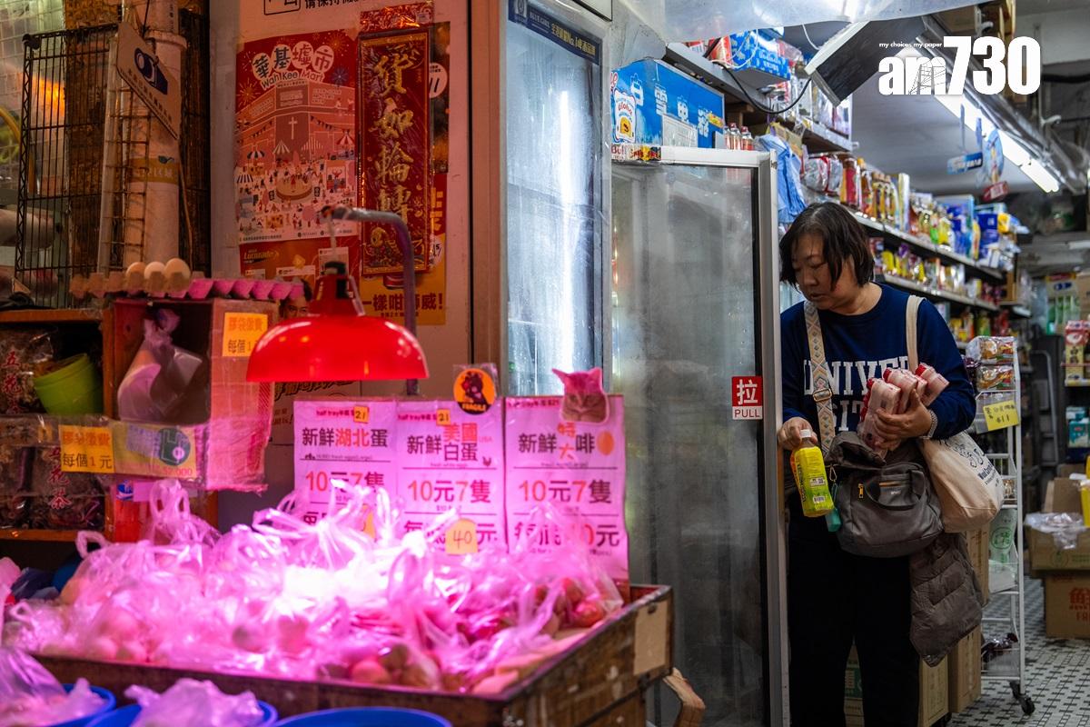 Dee哥經營的華富米行雜貨,店內仍保留舊有的裝潢。(林靄怡攝)