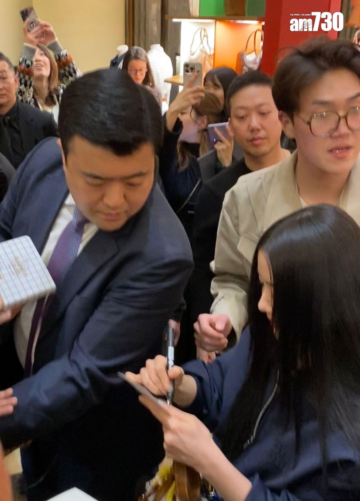 金裕貞態度親民送簽名。