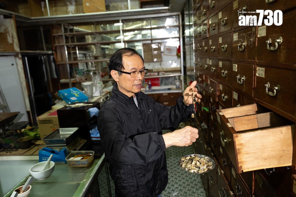 黃成家1994年起與父親一起執藥。(林靄怡攝)