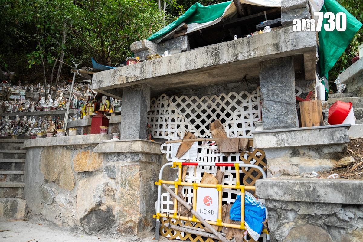 華富邨下的泳棚旁,有一個由居民自設的「神象山」,居民更自發建廟,但現時這些社區營造已成違規做法。(林靄怡攝)