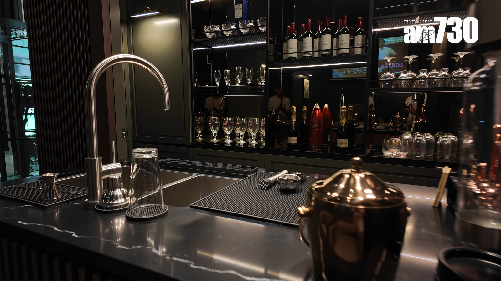 BAL Bar內設迷你酒吧、小型舞台及影音設備。