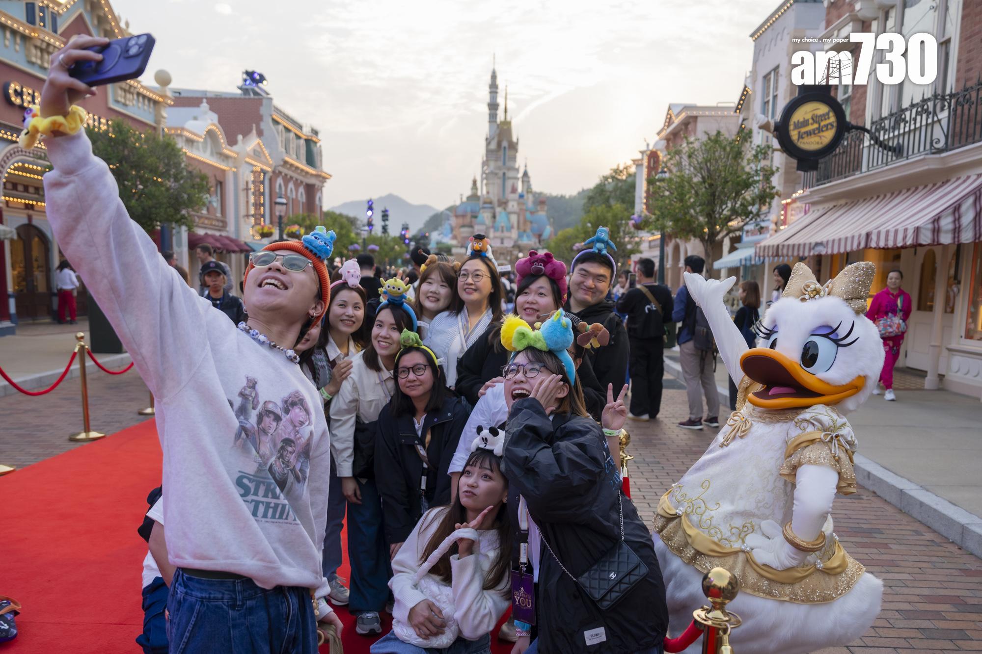 逾2,000名受邀出席的獲獎員工分批走紅地毯進場。