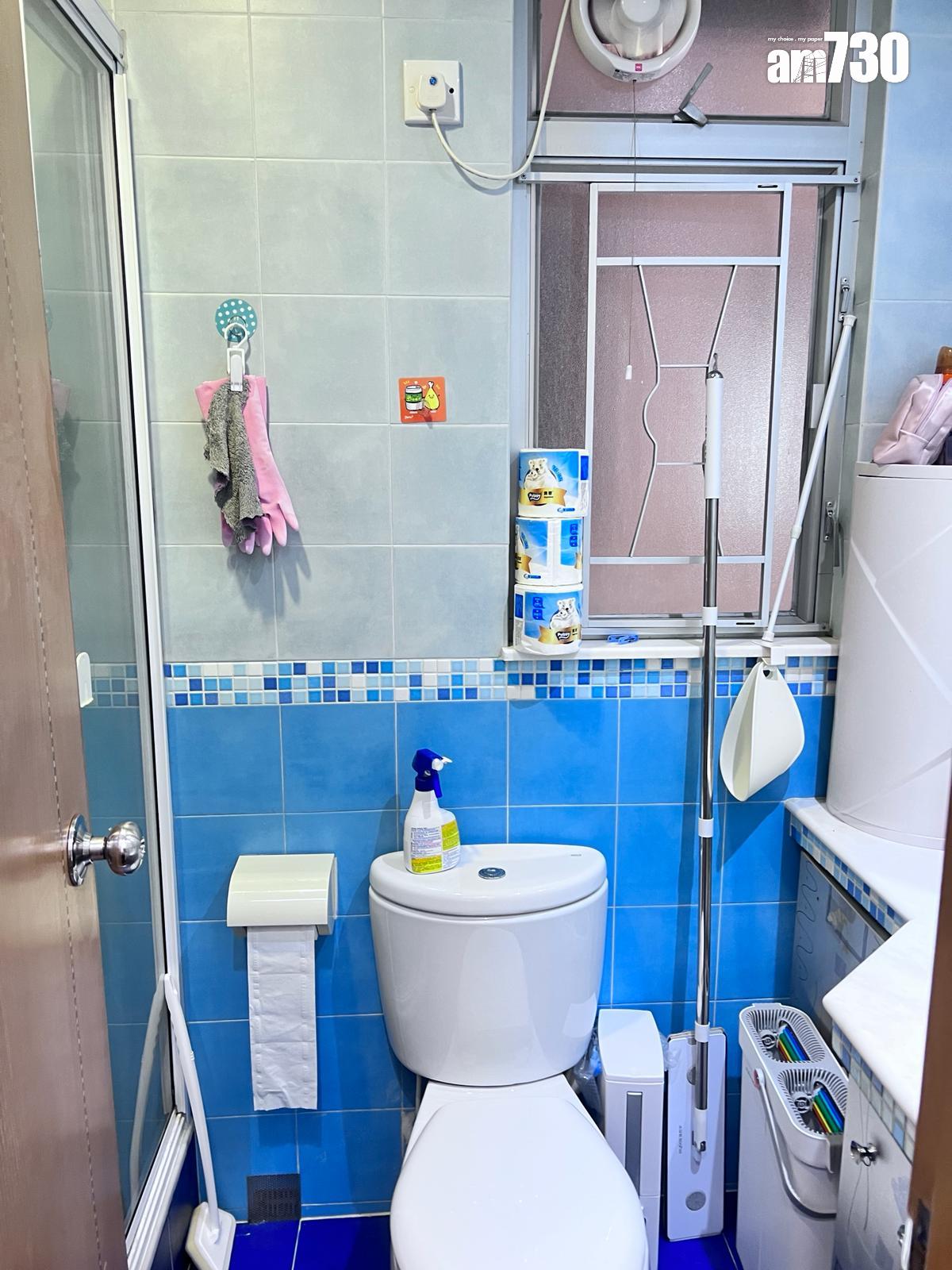 藍色主調的浴室,保養不俗。(代理提供)