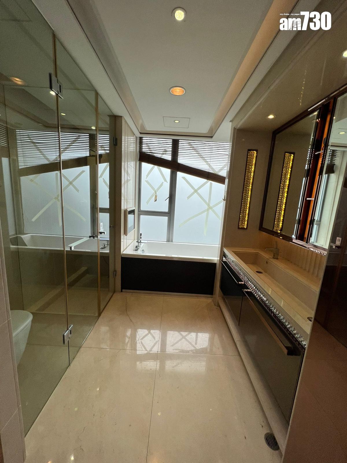 其中一間浴室設有大落地玻璃窗。(代理提供)