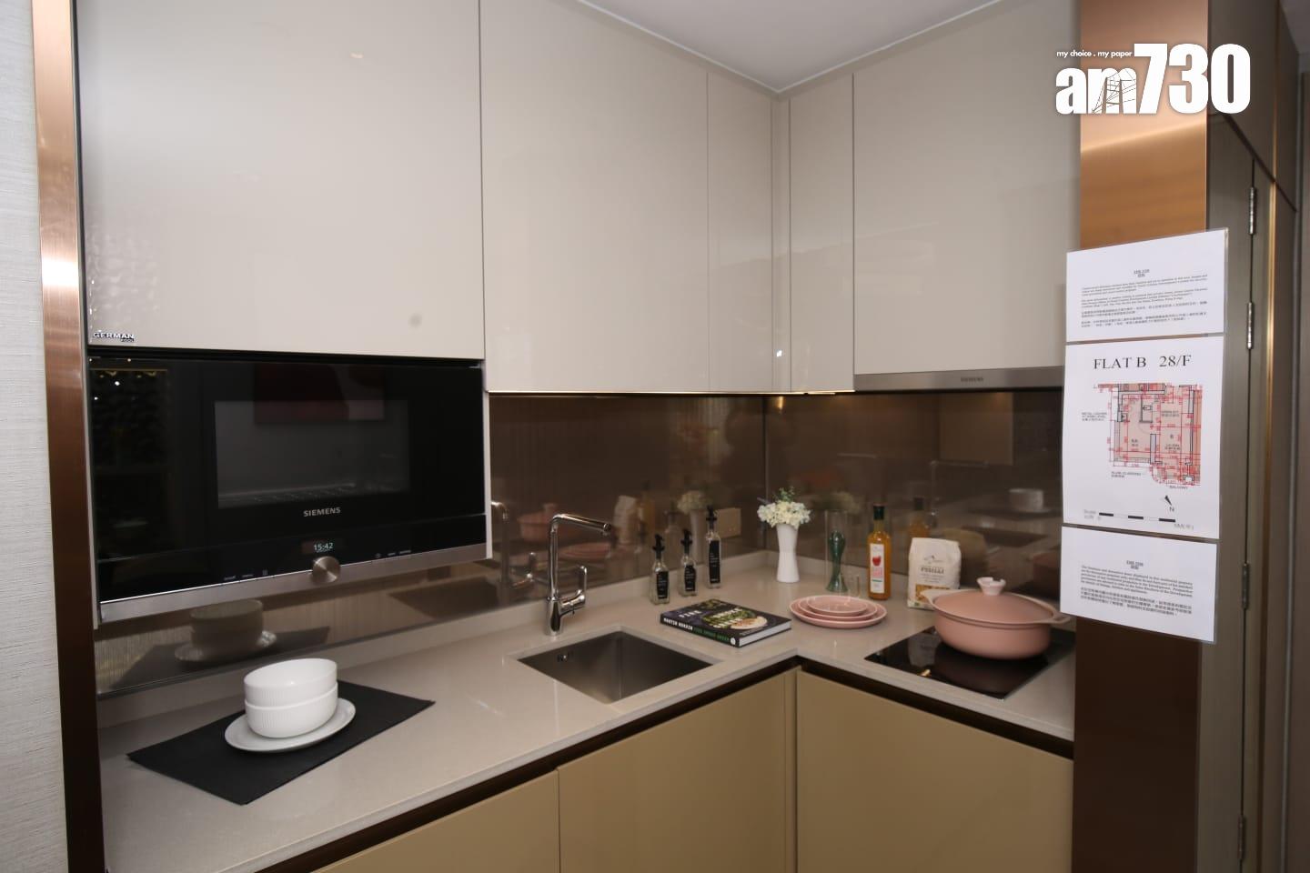 開放式廚房配套齊全,用料精緻。(董立華攝)