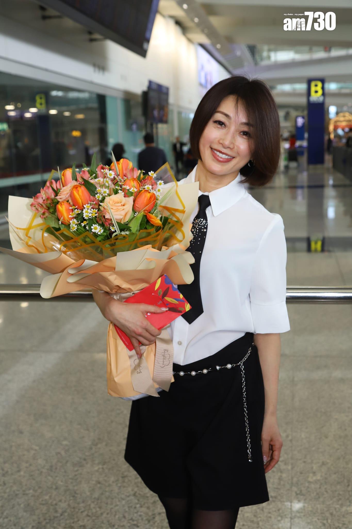 酒井法子今日穿上白恤衫襯黑色短褲及黑絲抵埗。 (羅錦鴻攝)