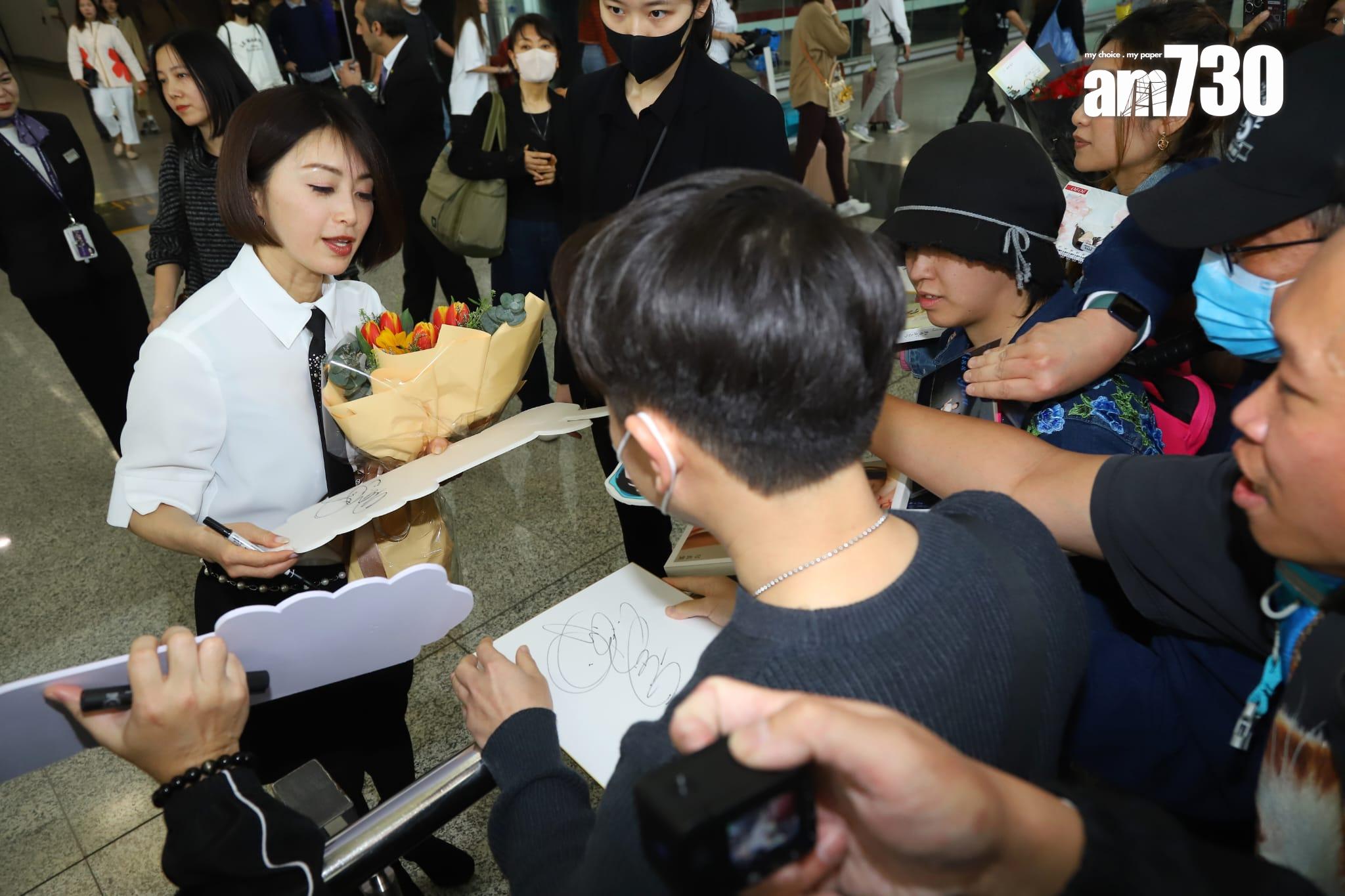 酒井法子主動走近粉絲收花,更逐一簽名任影唔嬲。 (羅錦鴻攝)