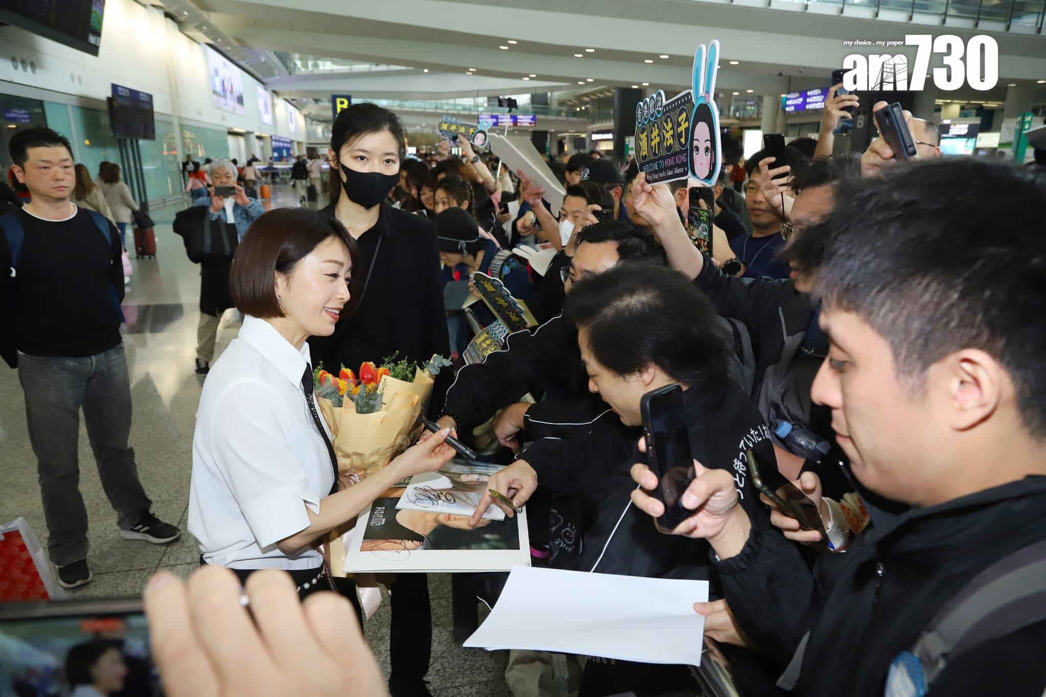 酒井法子主動走近粉絲收花,更逐一簽名任影唔嬲。 (羅錦鴻攝)